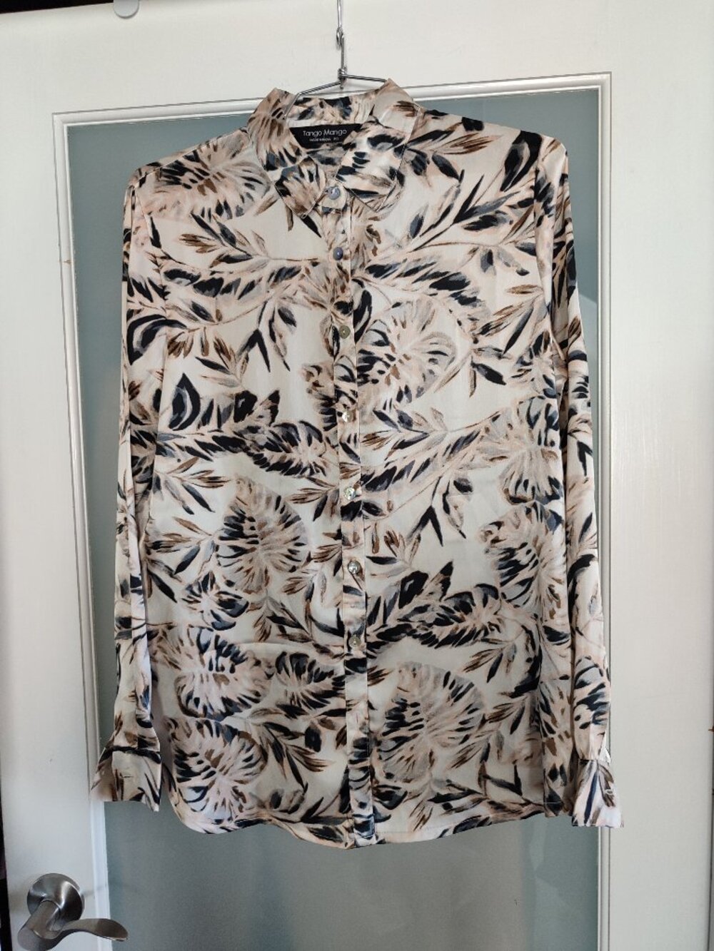 Tango Mango NWT Abstract Leaf Button Down Blouse Laura Size S